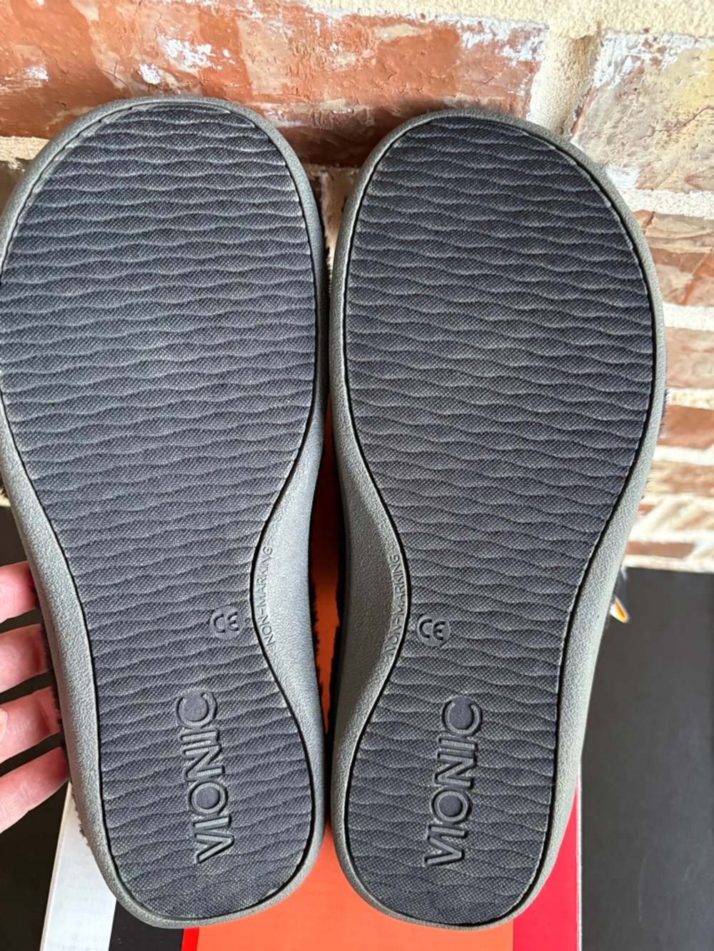 Vionic RelaxLux Black Faux Fur Jeweled Strap Slip-on Slippers Size 7 NWB - Picture 16 of 16